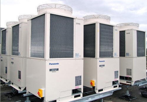 وحدة VRF خارجية على سطح المبنى